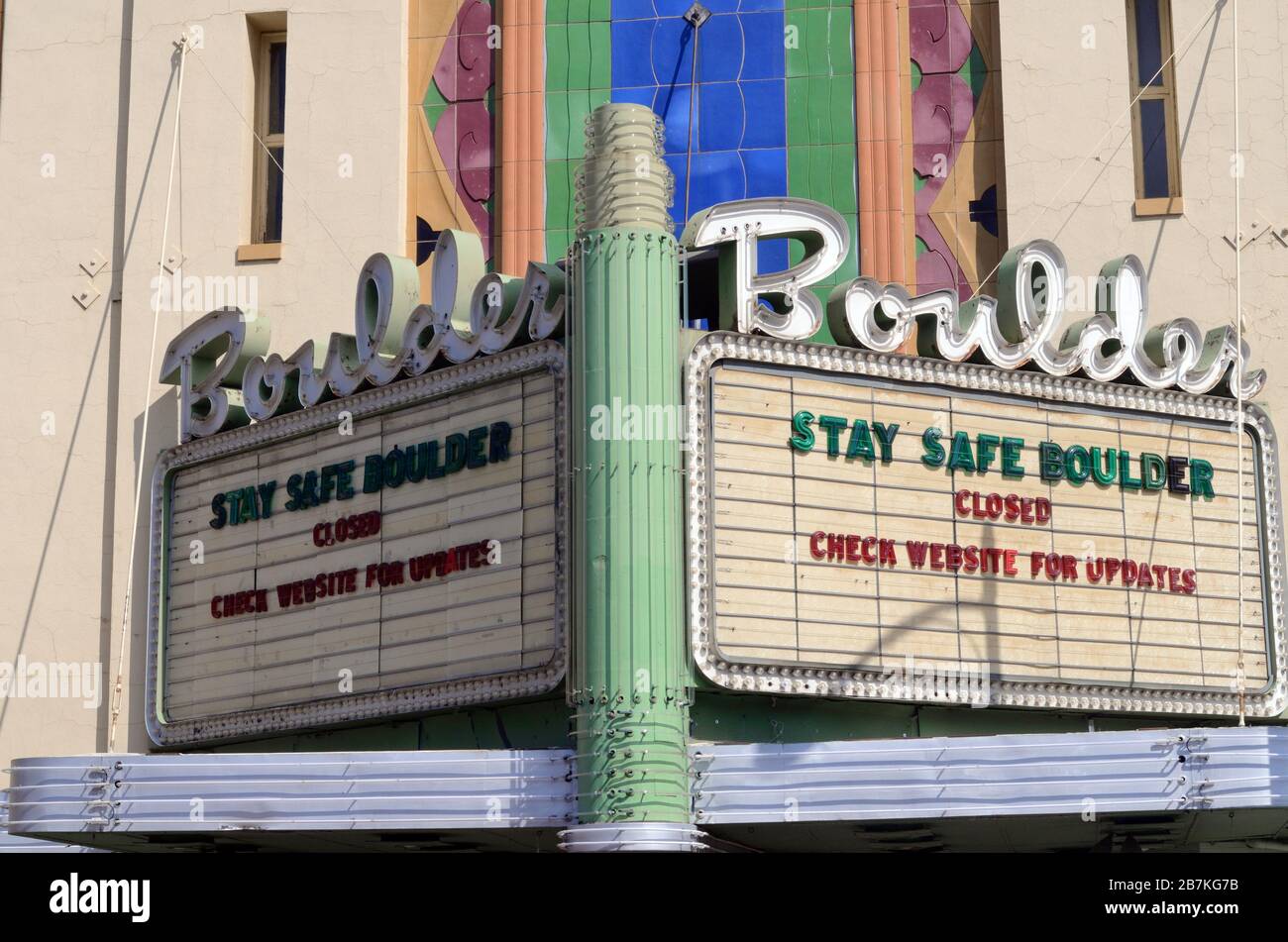 Le lundi de mars ensoleillé, avec des températures de l'après-midi supérieures à 50 degrés, le centre-ville de Boulder bourdonnerait avec activité. Le 16 mars 2020 était différent. Banque D'Images