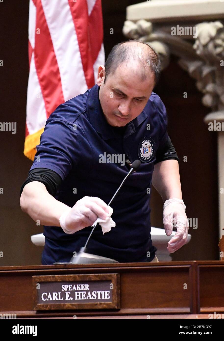 Les équipes de maintenance de l'assemblage de l'État de New York travaillent à désinfecter la chambre d'assemblage au Capitole de l'État. Lundi 16 mars 2020 à Albany, New York. Banque D'Images