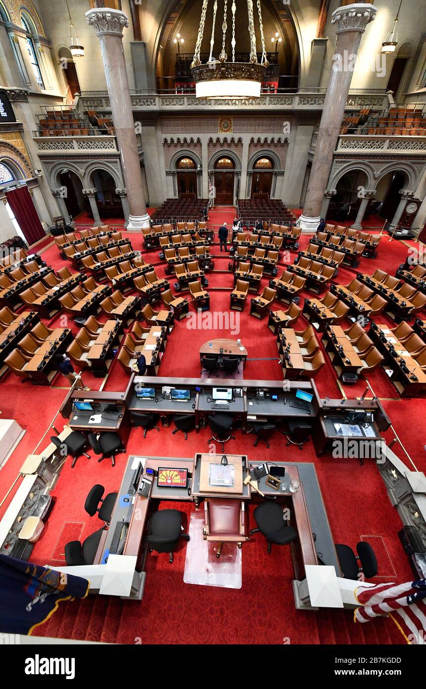 Albany, New York / États-Unis 3/16/2020 Assemblée de l'État de New York les équipes de maintenance travaillent à désinfecter la salle d'assemblage au Capitole de l'État. Banque D'Images