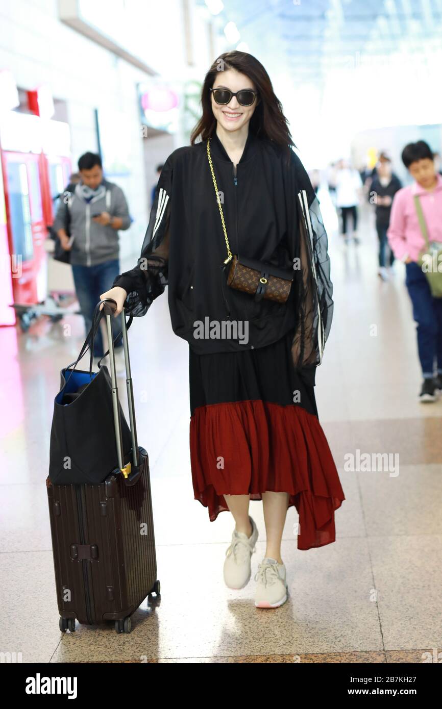 --File--dans cette photo non datée, le modèle chinois qu'il Sui arrive à un départ bergère de l'aéroport de Shanghai à Shanghai, en Chine. Sac à bandoulière : Louis Vuitton Banque D'Images
