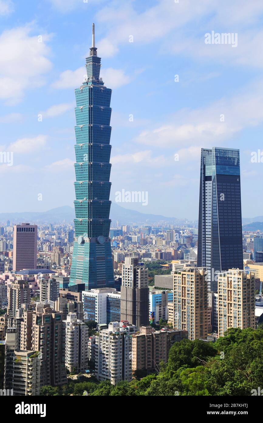 --FILE--une vue d'un point de vue élevé pour voir le centre-ville, dans lequel le bâtiment le plus élevé est le célèbre Taipei 101, ville de Taipei, sud-est de la Chine Taiwa Banque D'Images