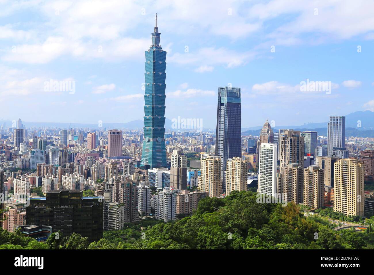 --FILE--une vue d'un point de vue élevé pour voir le centre-ville, dans lequel le bâtiment le plus élevé est le célèbre Taipei 101, ville de Taipei, sud-est de la Chine Taiwa Banque D'Images