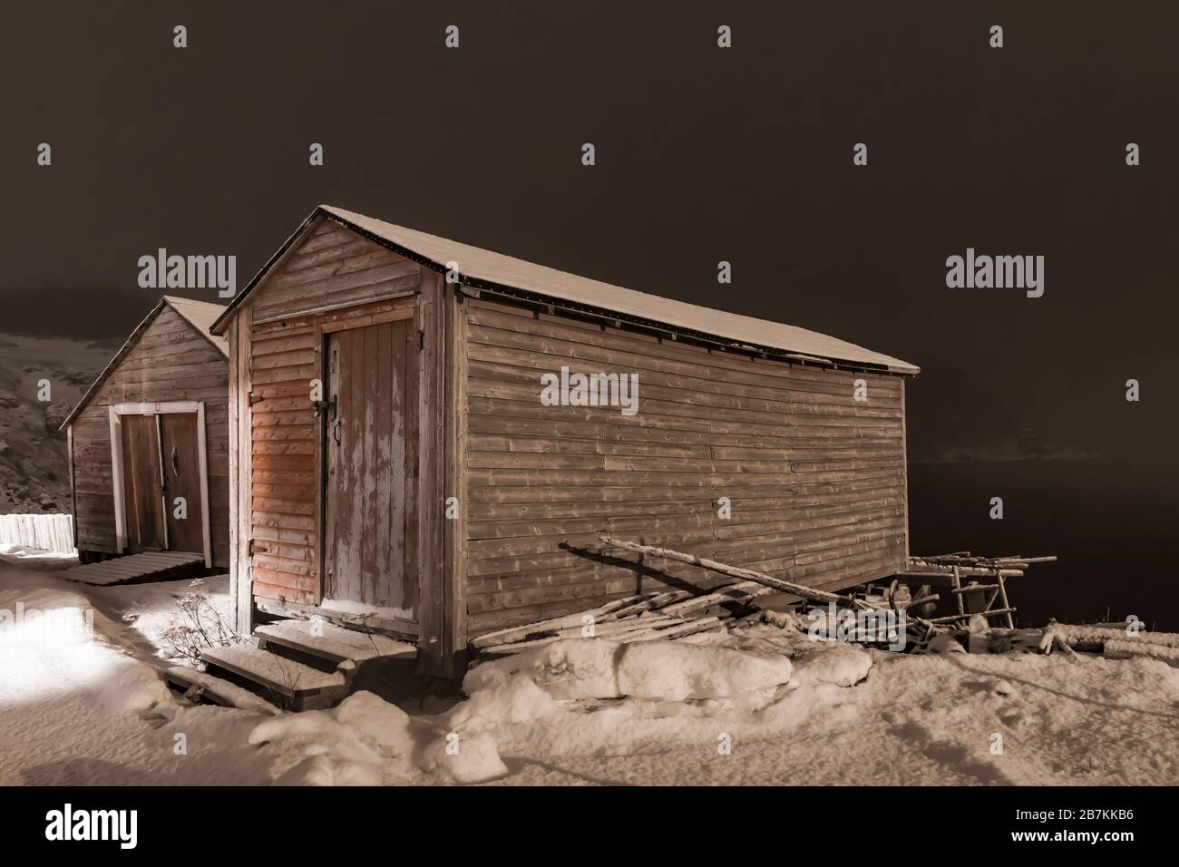 Étapes, utilisées pour la maison de matériel de pêche et pour le traitement des appâts et des poissons, la nuit dans l'ancien village de pêcheurs de Dunfield à Terre-Neuve, Canada Banque D'Images