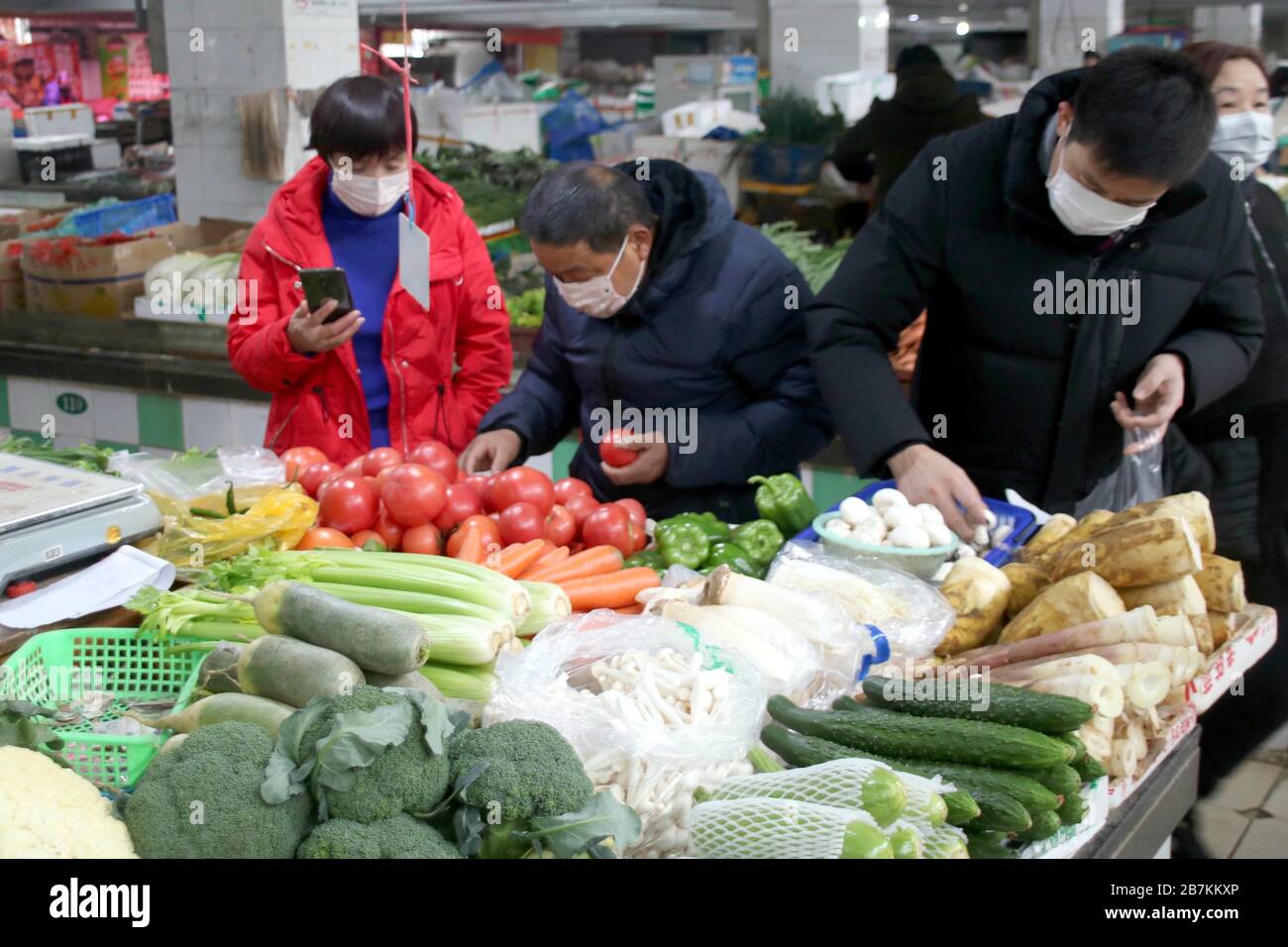 Les clients choisissent et achètent des légumes et de la nourriture à une foire agricole locale, ce qui est une situation gagnant-gagnant pour les agriculteurs à vendre des produits et des citoyens à Banque D'Images