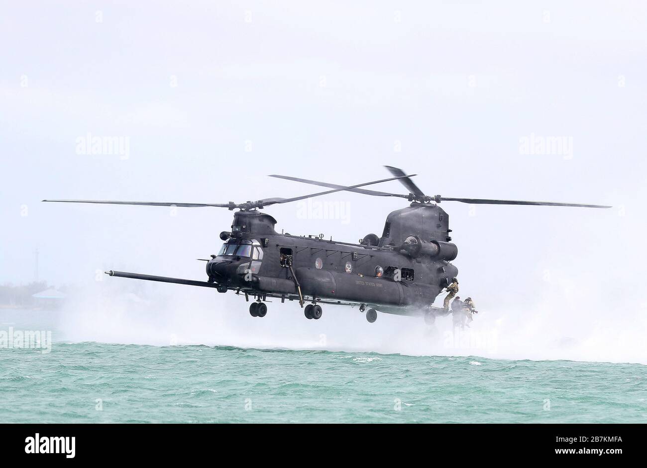 Les élèves du John F. Kennedy Special Warfare Center et de l'école de l'armée américaine se délaquent du hayon d'un MH-47 au-dessus de la zone de chute d'eau de Patton pendant une formation héliocast dans le cadre du cours de qualification de plongeur de combat des Forces spéciales à Flemming Key, Trumbo point Annex, NAS Key West, Floride le 21 février, 2020. Les étudiants qui ont suivi le cours de six semaines étaient qualifiés de plongeurs militaires de base en circuit ouvert et en circuit fermé, compétents en infiltration de surface d'eau et en tactique d'exfiltration, techniques et procédures et qualifiés en opérations d'eau, y compris le su de jour et de nuit d'océan Banque D'Images