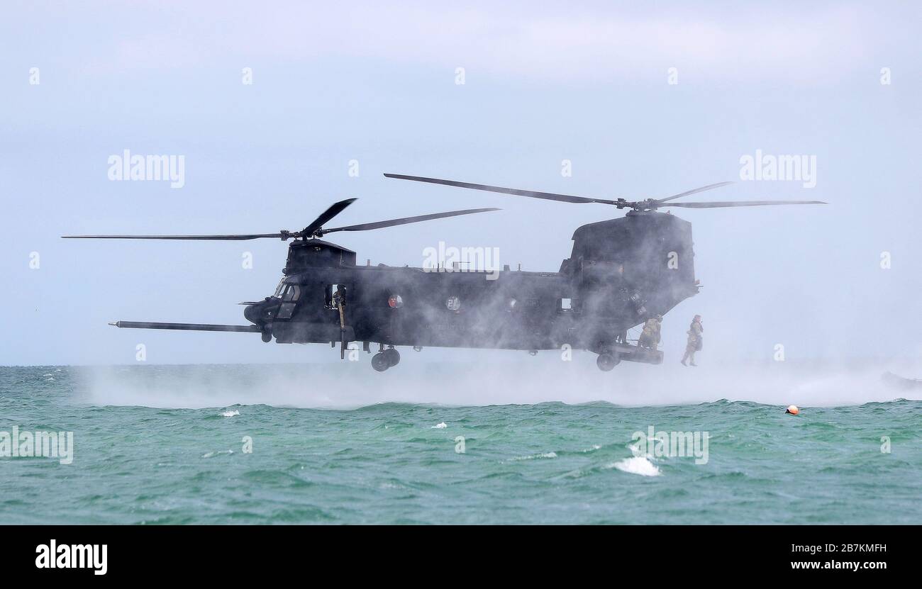 Un étudiant du John F. Kennedy Special Warfare Center et de l'école de l'armée américaine se trouve à quelques pas du hayon d'un MH-47 sur la zone de chute d'eau de Patton pendant une formation héliocast dans le cadre du cours de qualification de plongeur de combat des Forces spéciales à Flemming Key, Trumbo point Annex, NAS Key West, Floride 21 février 2020. Les étudiants qui ont suivi le cours de six semaines étaient qualifiés de plongeurs militaires de base en circuit ouvert et en circuit fermé, compétents en infiltration de surface d'origine hydrique et en tactique d'exfiltration, techniques et procédures, et qualifiés en opérations d'eau, y compris les océans de jour et de nuit Banque D'Images