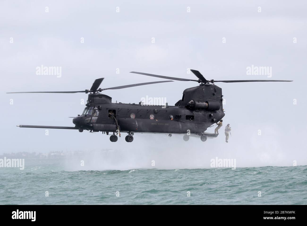 Un étudiant du John F. Kennedy Special Warfare Center et de l'école de l'armée américaine saute au hayon d'un MH-47 au-dessus de la zone de chute d'eau de Patton pendant une formation héliocast dans le cadre du cours de qualification de plongeur de combat des Forces spéciales à Flemming Key, Trumbo point Annex, NAS Key West, Floride 21 février 2020. Les étudiants qui ont suivi le cours de six semaines étaient qualifiés de plongeurs militaires de base en circuit ouvert et en circuit fermé, compétents en infiltration de surface d'origine hydrique et en tactique d'exfiltration, techniques et procédures, et qualifiés en opérations d'eau, y compris les océans de jour et de nuit Banque D'Images