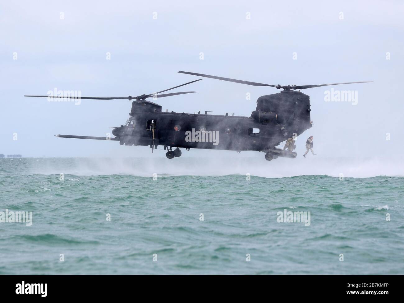 Un étudiant du John F. Kennedy Special Warfare Center et de l'école de l'armée américaine saute au hayon d'un MH-47 au-dessus de la zone de chute d'eau de Patton pendant une formation héliocast dans le cadre du cours de qualification de plongeur de combat des Forces spéciales à Flemming Key, Trumbo point Annex, NAS Key West, Floride 21 février 2020. Les étudiants qui ont suivi le cours de six semaines étaient qualifiés de plongeurs militaires de base en circuit ouvert et en circuit fermé, compétents en infiltration de surface d'origine hydrique et en tactique d'exfiltration, techniques et procédures, et qualifiés en opérations d'eau, y compris les océans de jour et de nuit Banque D'Images