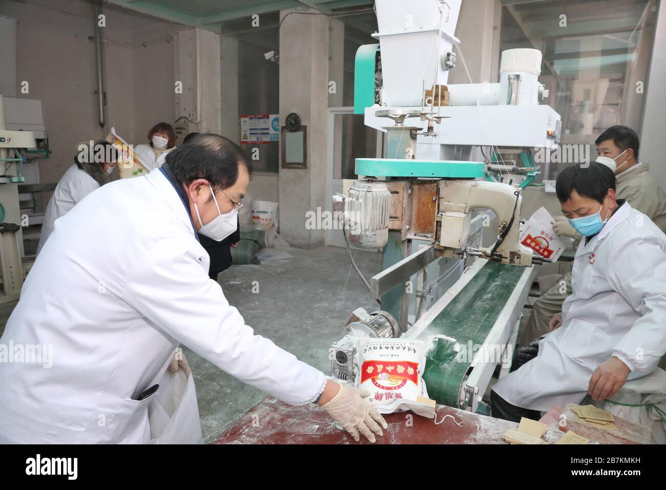 Le personnel travaille à produire de la farine après de longues vacances au Festival du printemps dans un moulin florin avec une longue histoire de plus d'un siècle, quartier de Gangzha, ville de Nantong, Banque D'Images