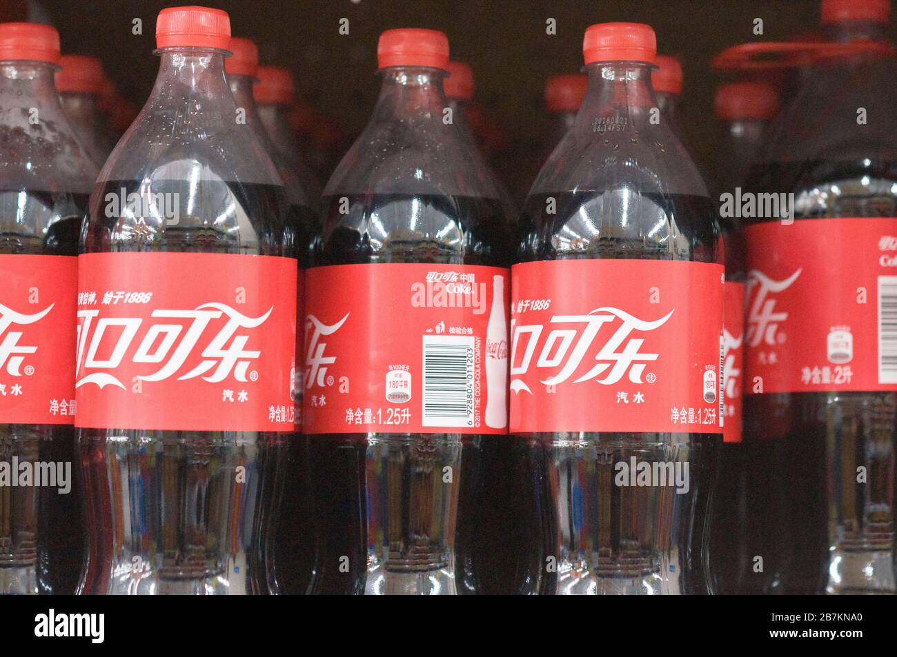 1 Bouteille De Coca Pour Combien De Personnes Aïe! 16+ Listes De Coca Cola Bouteille Verre! Pour Les Collectionneurs 18 Photo créative : dans cette photo non localisée et non délocalisée, un