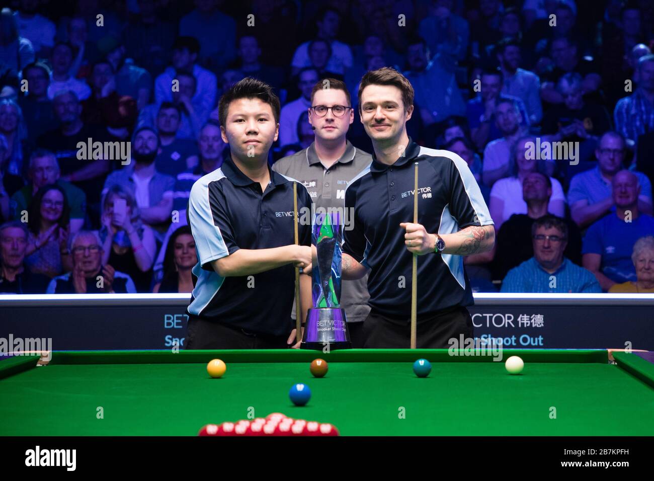 Michael Holt, d'Angleterre, à droite, se réveille avec Zhou Yuelong, de  Chine, à gauche, au quatrième tour de 2020 Snooker Shoot out à Watford, le  United Ki Photo Stock - Alamy