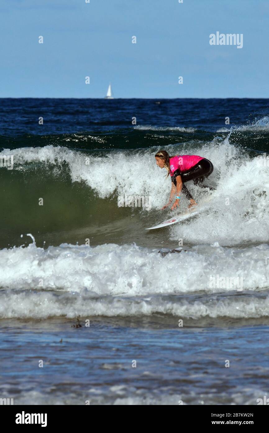 Molly Picklum en action au Sydney Surf Pro 2020 Banque D'Images