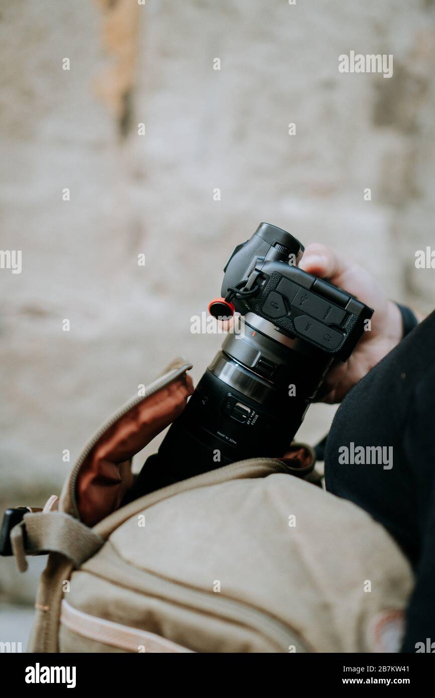 Gros plan d'un photographe tirant un appareil photo de le sac Banque D'Images