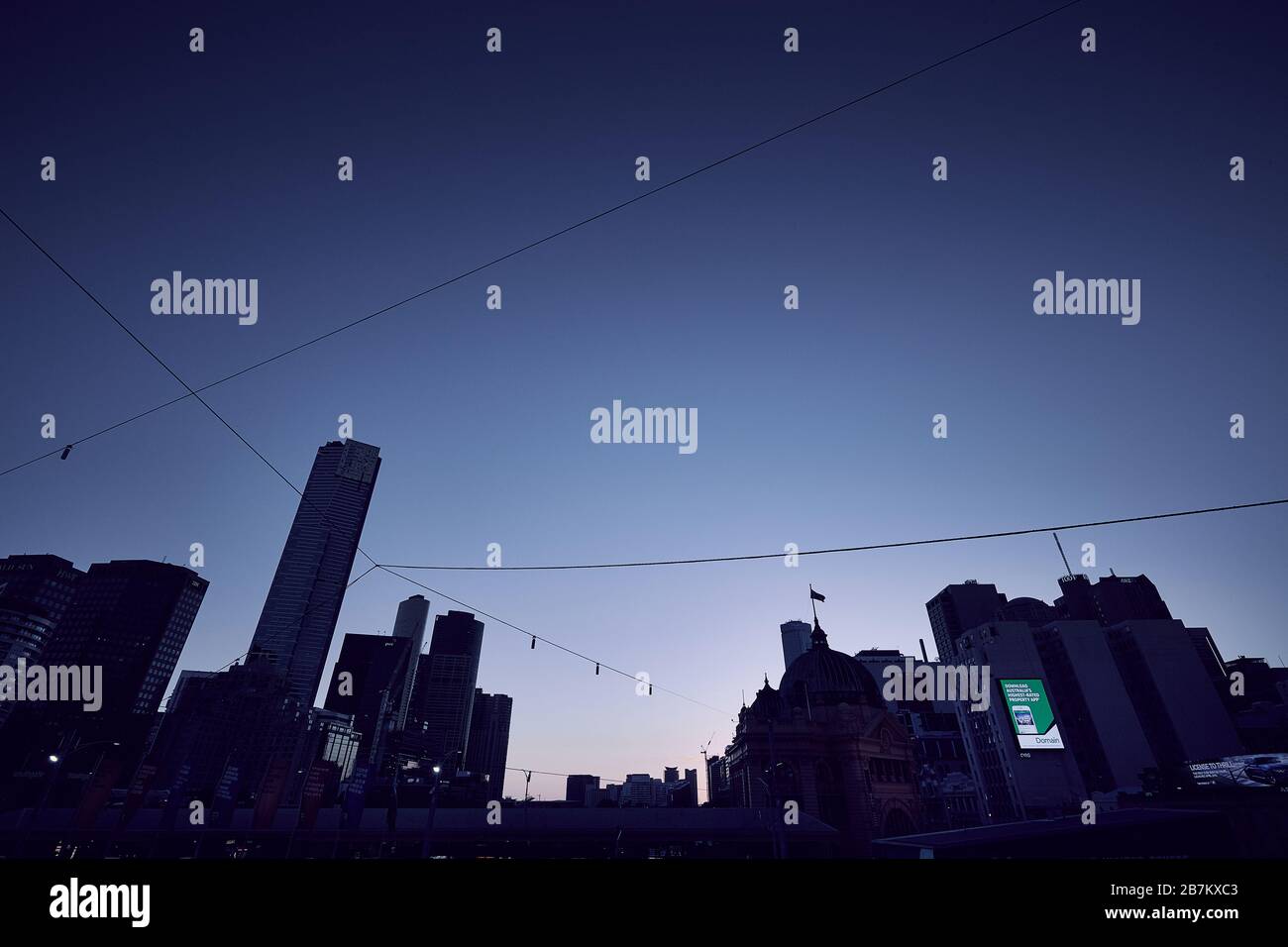 Vue panoramique sur les silhouettés de la ville de Melbourne au crépuscule avec un ciel clair Banque D'Images