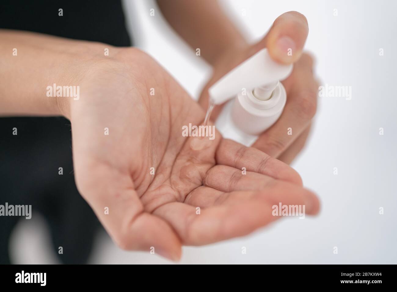 Désinfectant pour les mains Coronavirus qui propage COVID-19 gel d'alcool de prévention pour l'hygiène des mains protection contre le virus corona. Femme utilisant du savon pour nettoyer les mains. Banque D'Images