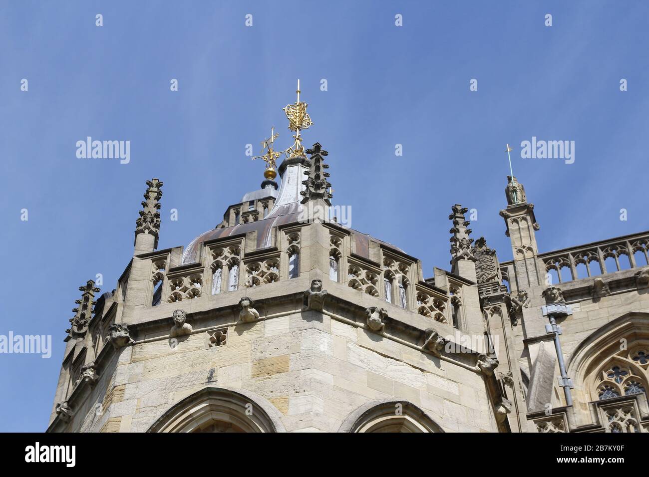 Windsor, Royaume-Uni - 14 mai 2019 : sur le toit de la chapelle Saint-Georges, les bêtes de la Reine présentées au sommet des pinnacles, montrant les partisans royaux de l'Angleterre Banque D'Images