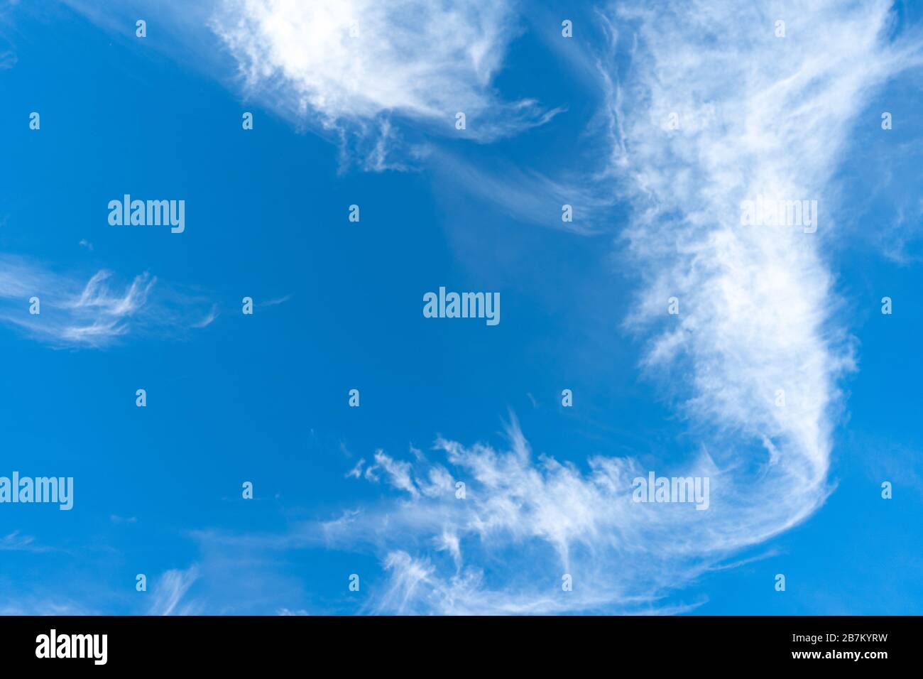 Cirrus est un nuage de rayures, blanc, féathery, cristal de glace. Fond bleu du ciel. Banque D'Images