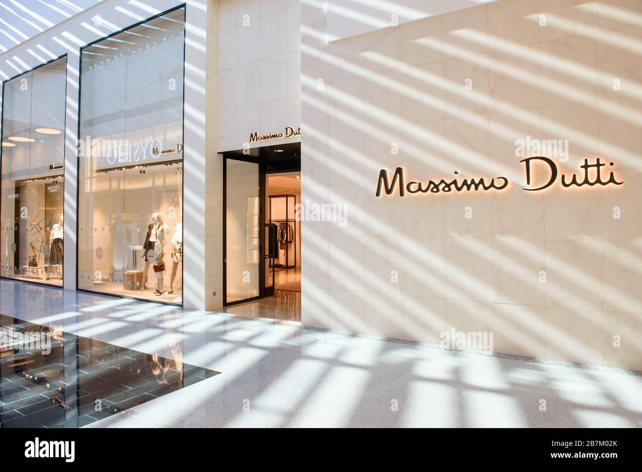 RIGA, LETTONIE. 4 avril 2019 logo Massimo Dutti sur la boutique du centre  commercial Akropole. Massimo Dutti est une société espagnole de fabrication  de vêtements qui fait partie du groupe Inditex Photo