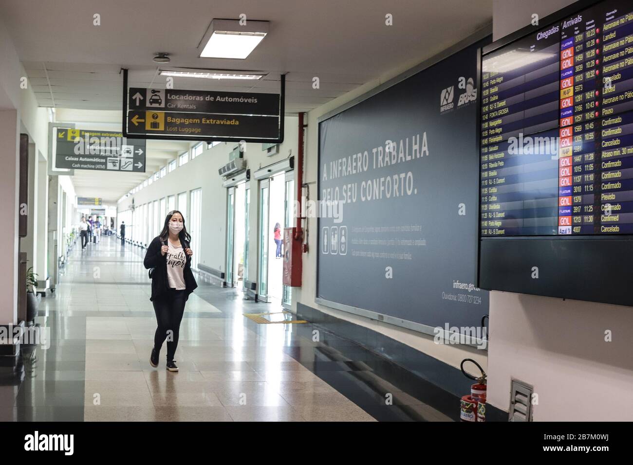 Sao Paulo, Brésil. 16 mars 2020. Une femme portant un masque facial est vue dans la zone des arrivées domestiques de l'aéroport de Congonhas à Sao Paulo, au Brésil, le 16 mars 2020. Le Ministère brésilien de la santé a déclaré lundi que le nombre de cas confirmés de COVID-19 dans le pays était de 234, en hausse de 34 par rapport à la veille. Plusieurs États ont déjà pris des mesures pour atténuer la transmission, telles que la suspension des classes dans les écoles et la fermeture des théâtres et des salles de concert. Plusieurs églises et temples religieux ont également suspendu leurs activités. Crédit: Rahel Patrasso/Xinhua/Alay Live News Banque D'Images