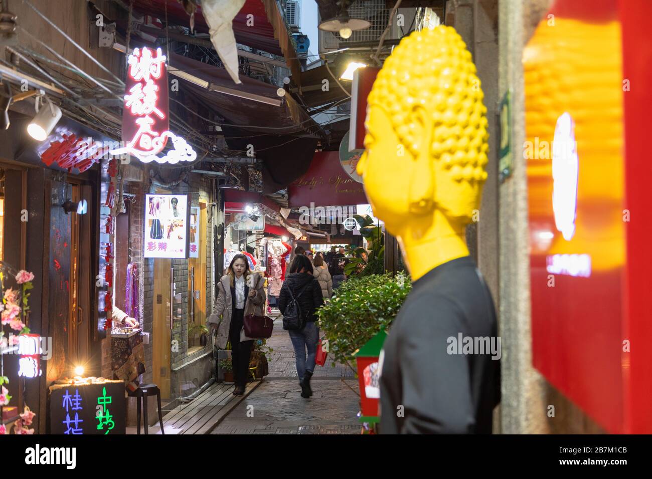 Les gens qui marchent autour des ruelles de Tianzifang, Shanghai, Chine Banque D'Images