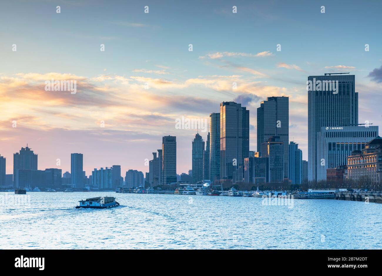 Bâtiments le long de la rivière Huangpu au lever du soleil, Shanghai, Chine Banque D'Images