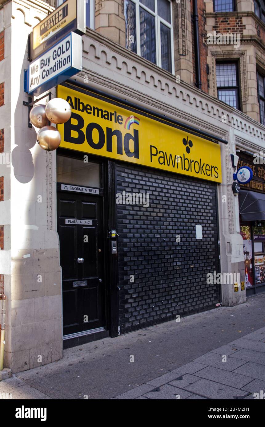Londres, Royaume-Uni - 2 octobre 2019 : boutique de prêteurs sur gage à volets de la chaîne Albermarle Bond fermée après la faillite de la société. Rue à Croydon, Sud Banque D'Images