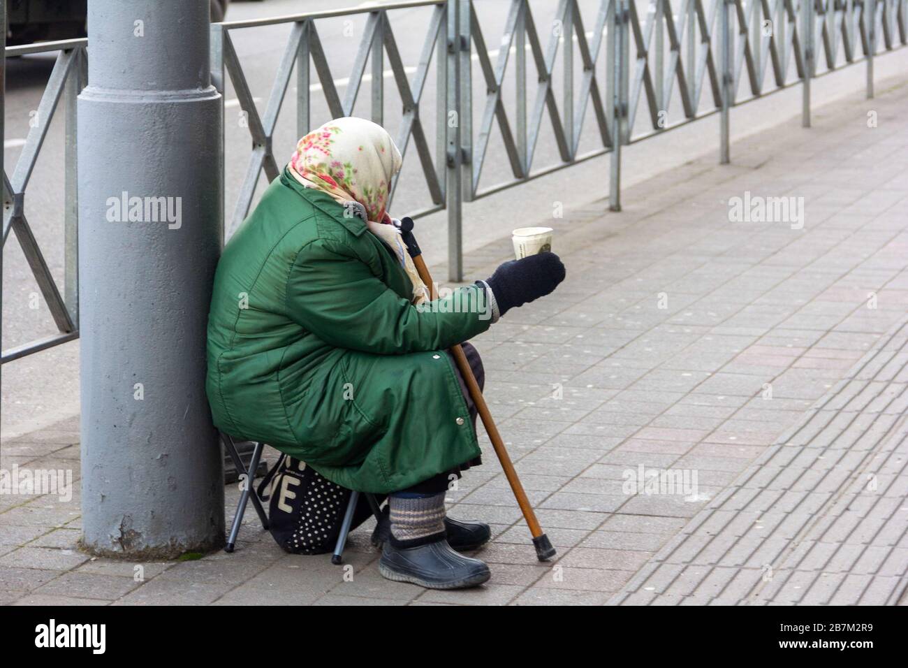 Krasnodar, Russie - 11 février 2020: Grand-mère demande des passants sur le trottoir de la ville Banque D'Images