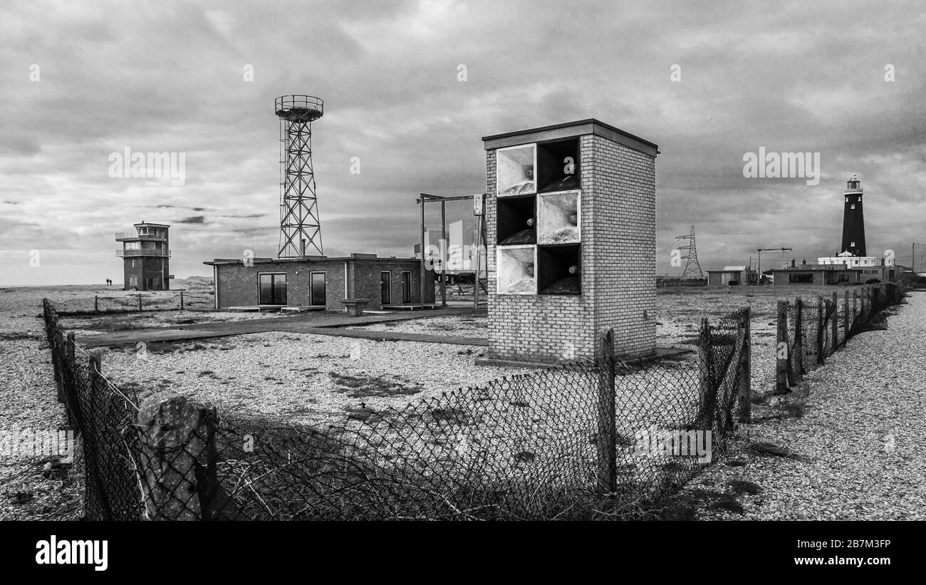 Dungeness est un promontoire du désert sur la côte du Kent en Angleterre. Un cottage de vacances sur la plage, et le vieux phare. Banque D'Images