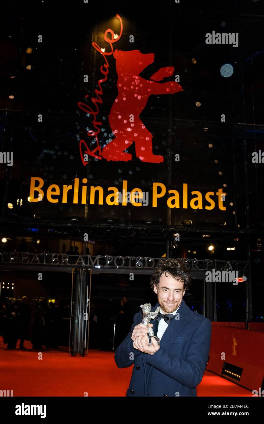 Elio Germano pose avec son prix Silver Bear for Best acteur on the Red Carpet à la cérémonie de clôture et prix pour le 70ème Festival International du Film de Berlin ( Berlinale ) le samedi 29 février 2020 à Berlinale Palast, Potsdamer Platz, Berlin. . Photo de Julie Edwards. Banque D'Images