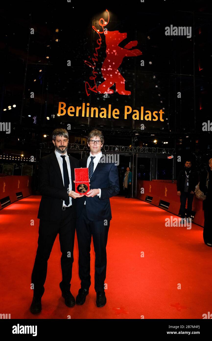 C.W. Hiver et Anders Edstrom pose avec leur prix meilleur film dans le Concours des rencontres sur le tapis rouge lors de la cérémonie de clôture et prix du 70ème Festival International du Film de Berlin ( Berlinale ) le samedi 29 février 2020 à Berlinale Palast, Potsdamer Platz, Berlin. . Photo de Julie Edwards. Banque D'Images