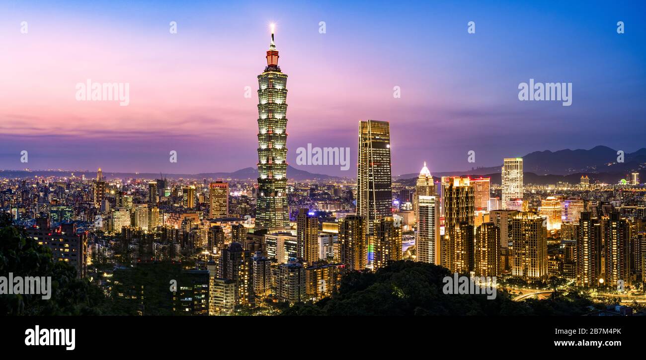 Vue d'en haut, vue imprenable sur la ville de Taipei avec la tour de Taipei 101 illuminée la nuit pendant un beau coucher de soleil. Taïwan, Taipei. Banque D'Images