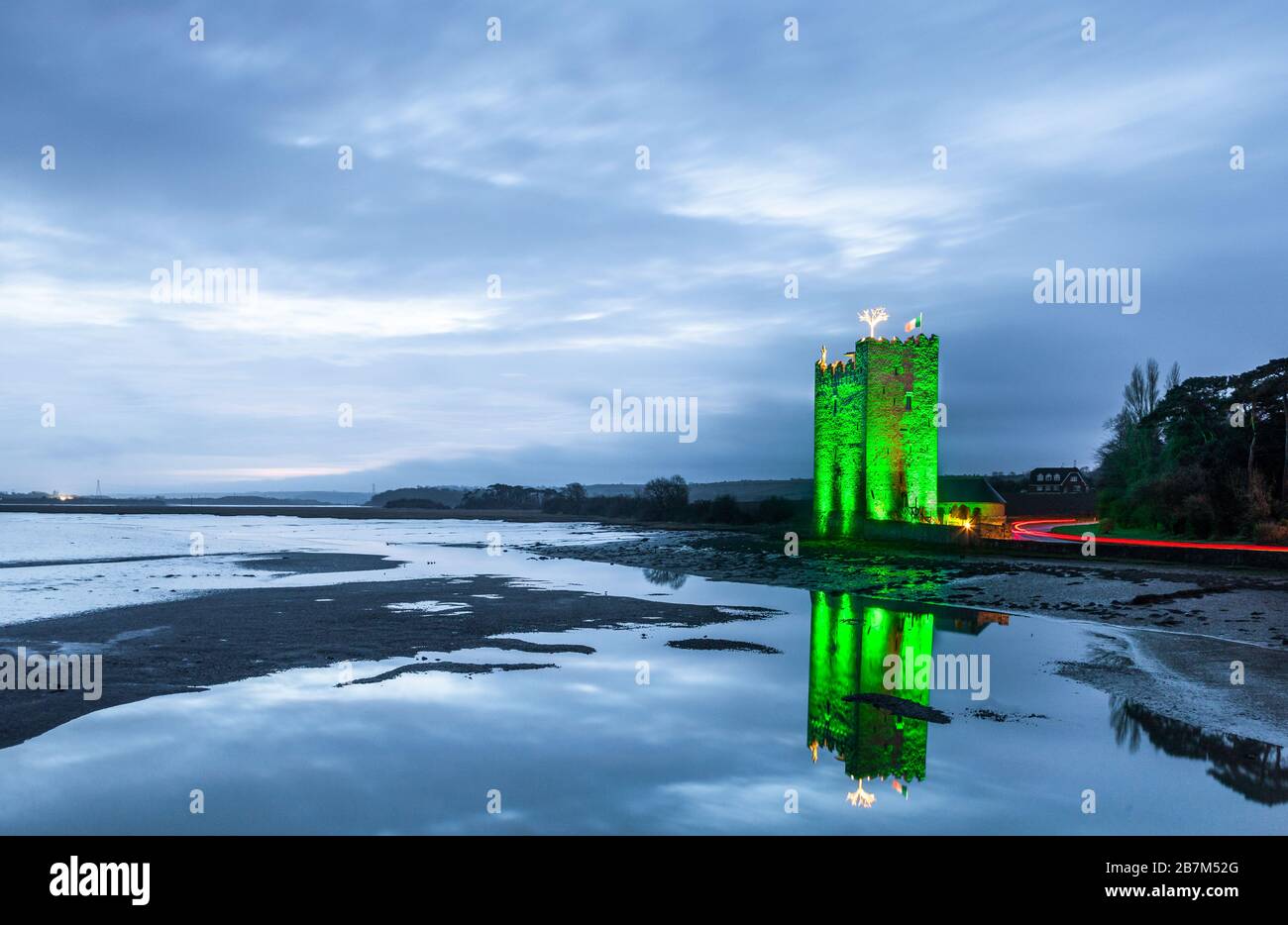 Great Island, Cork, Irlande. 17 mars 2020. Château de Bevely sur la Grande île, illuminé en vert pour célébrer la Saint-Patrick à l'extérieur de Cobh, Co. Cork, Irlande. - crédit; David Creedon / Alay Live News Banque D'Images