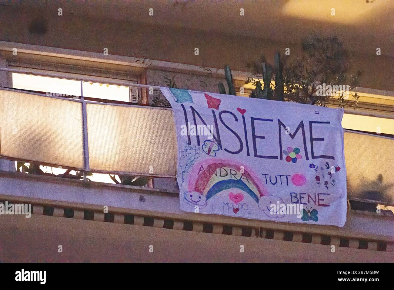 Des bannières de solidarité ont été apparues sur de nombreuses fenêtres et balcons à Rome, en Italie, contre l'épidémie de Coronavirus qui a fortement frappé le pays. Banque D'Images