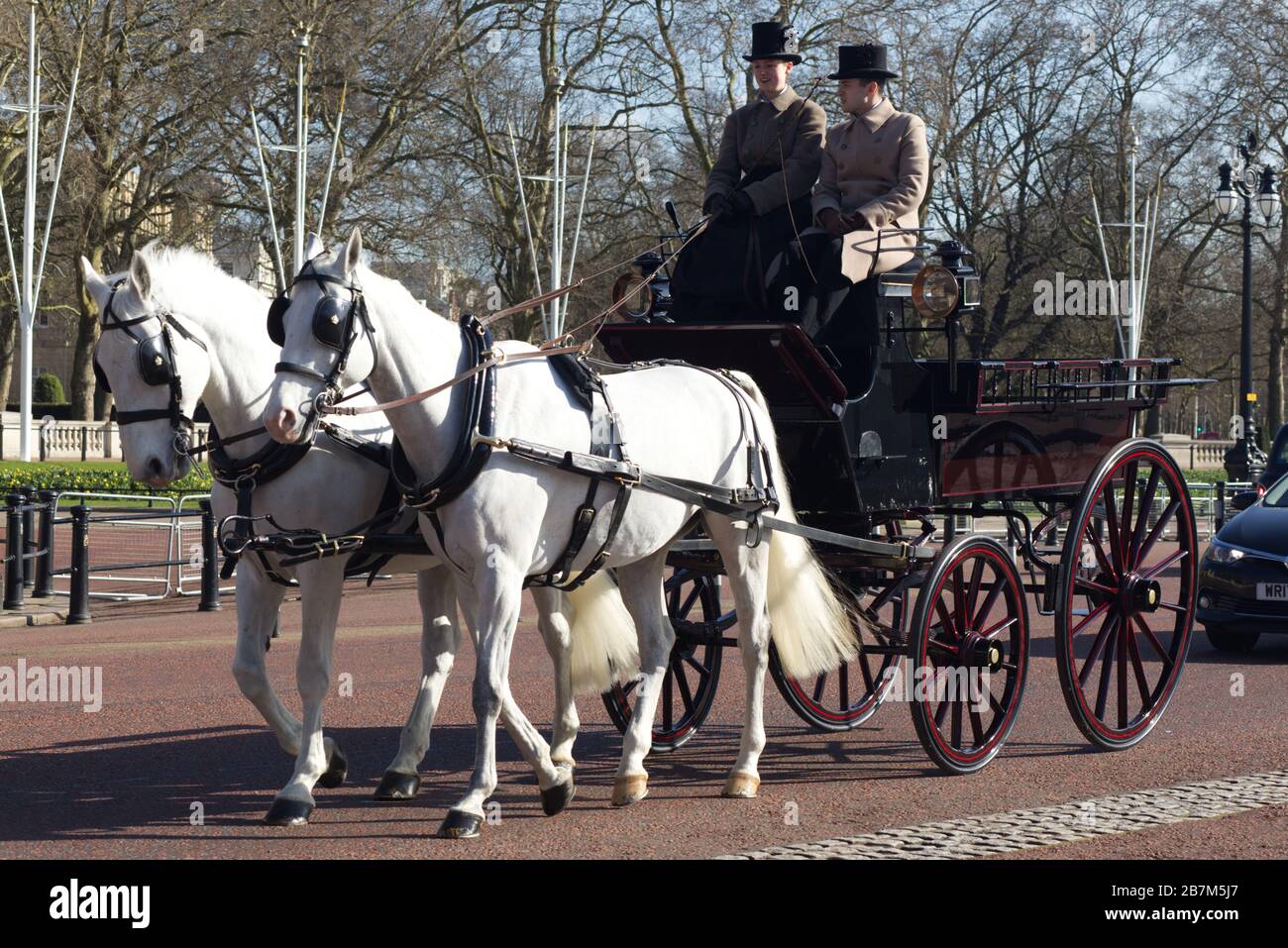 Entraîneur Royal vide passant devant le palais de Buckingham sans que les touristes ne regardent en raison de COVID 19, Londres 16 mars 2020 Banque D'Images