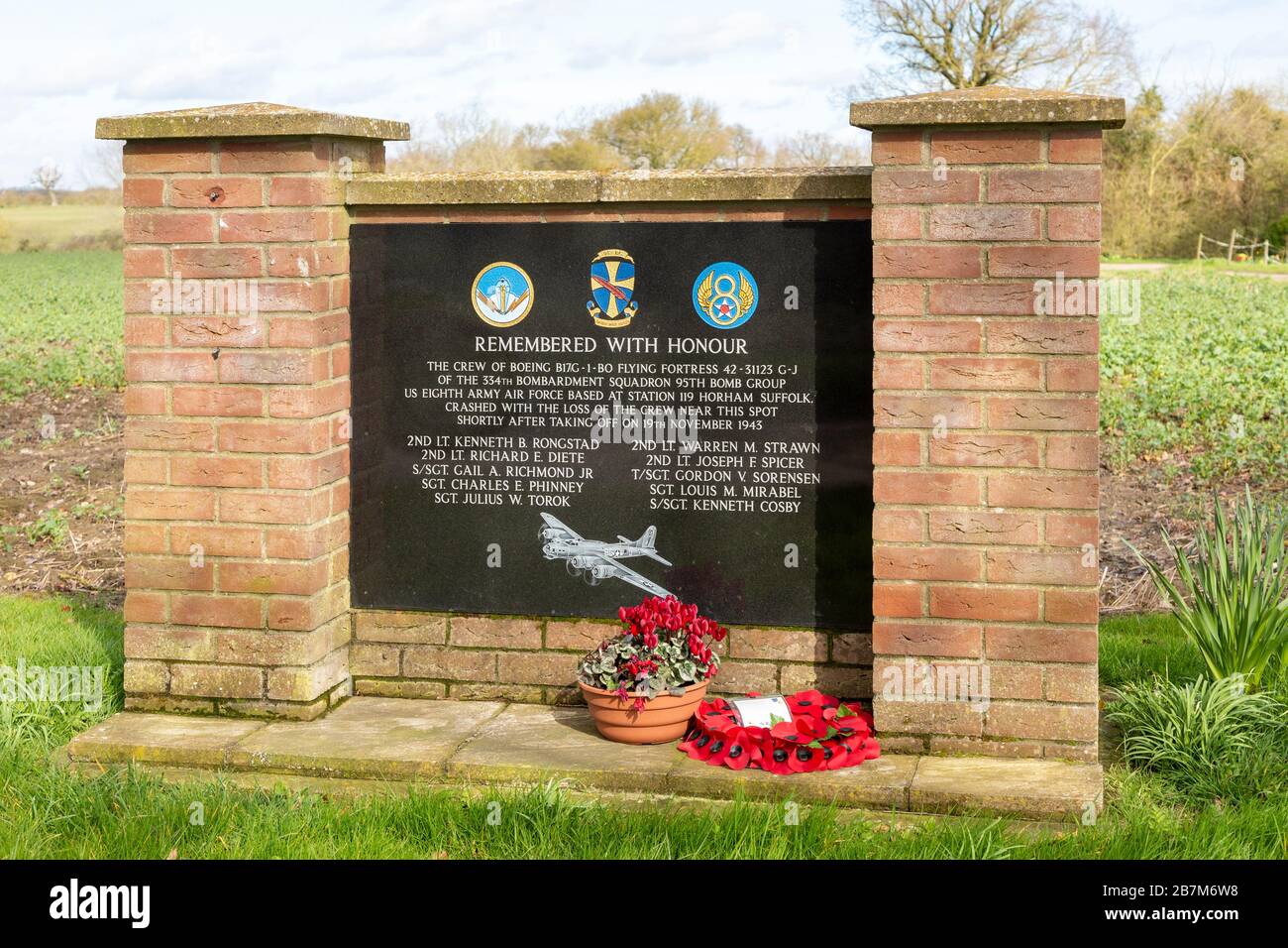 Monument commémoratif de l'accident aérien de la seconde guerre mondiale, Redlingfield, Suffolk, Angleterre, Royaume-Uni - équipage de Boeing Flying Fortress de l'escadron de bombardement 334ème, 95ème groupe de bombes, UD huitième armée de l'air Force basée à la station 119 Horham Suffolk, écrasement le 19 novembre 1943 Banque D'Images