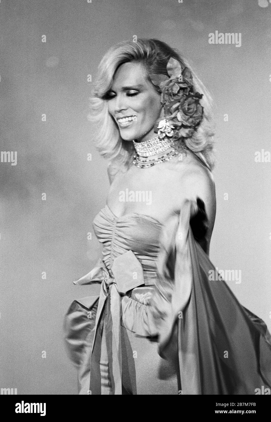 Amanda Lear, Sängerin, Malerin und Sauspielerin, bei einem Auftritt in Deutschland, frühe 1980er Jahre. Chanteuse, peintre et actrice Amanda Lear lors d'une représentation en Allemagne, au début des années 1980. Banque D'Images