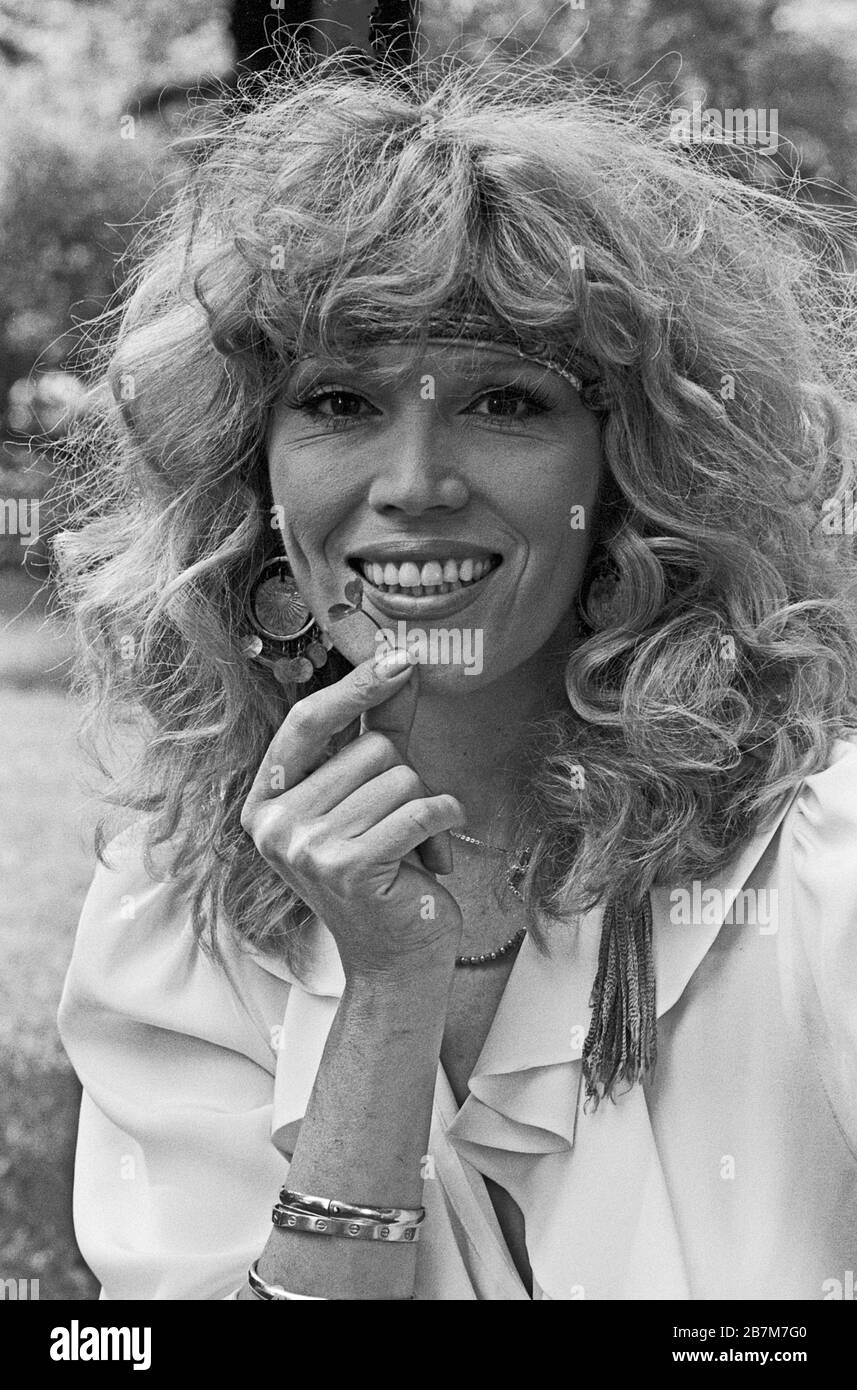 Amanda Lear, Sängerin, Malerin und Sauspielerin, bei einem Fotoshooting in Deutschland, frühe 1980er Jahre. Chanteuse, peintre et actrice Amanda Lear lors d'une séance photo en Allemagne, au début des années 1980. Banque D'Images