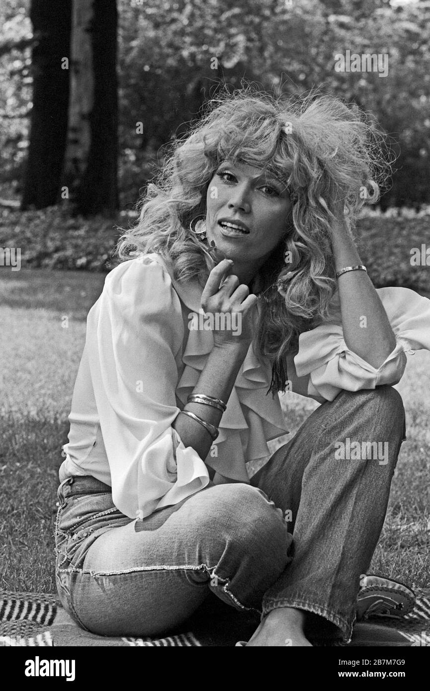 Amanda Lear, Sängerin, Malerin und Sauspielerin, bei einem Fotoshooting in Deutschland, frühe 1980er Jahre. Chanteuse, peintre et actrice Amanda Lear lors d'une séance photo en Allemagne, au début des années 1980. Banque D'Images