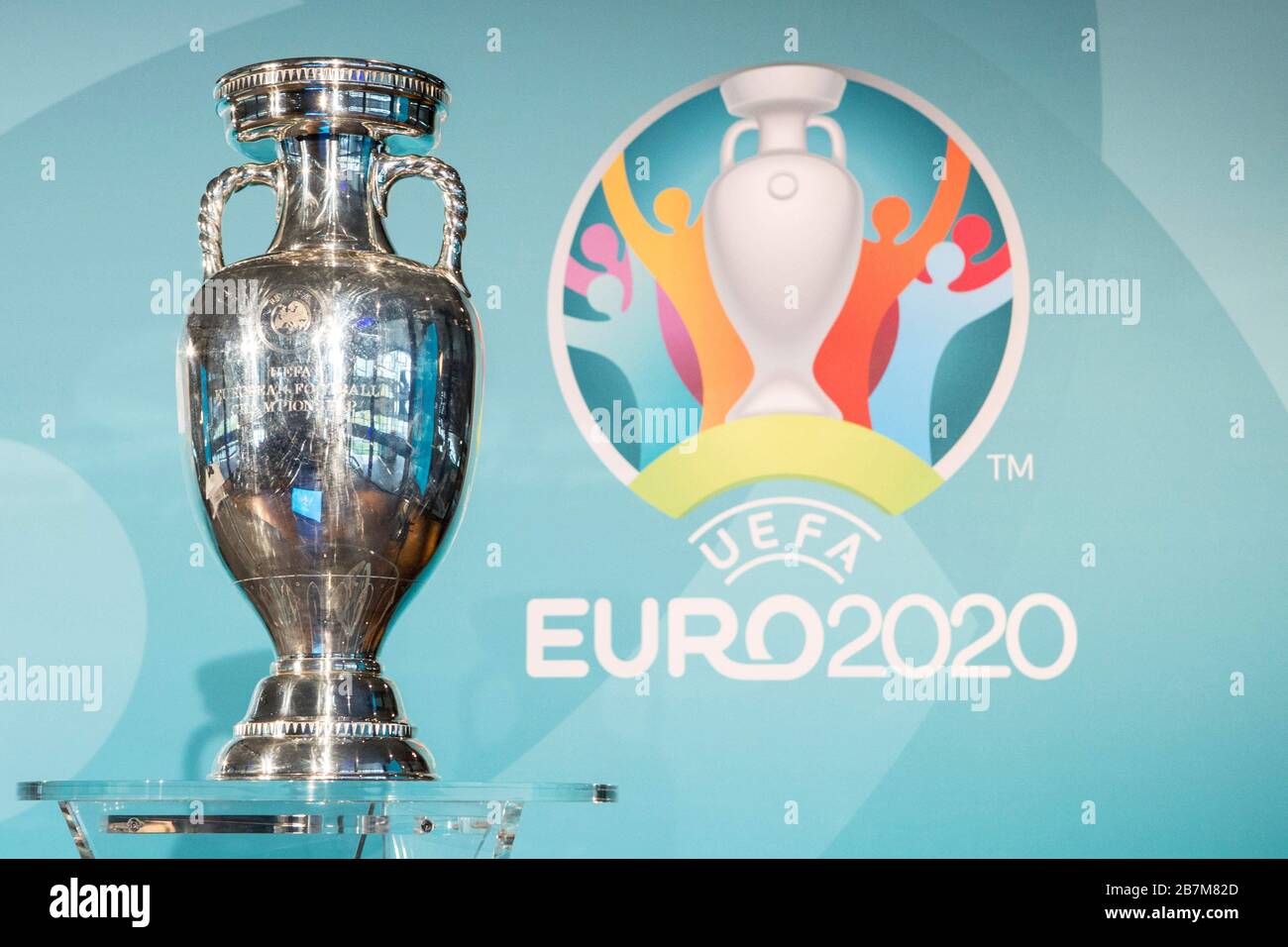 L'euro, le championnat d'Europe avant? En raison du virus Corona, Covid-19, l'EM 2020 est sur le point d'être déplacé firo: MÃ München MUNICH, ALLEMAGNE - 27 OCTOBRE: Le trophée Euro 2020 de l'UEFA est vu lors de la présentation du logo officiel Euro Munich 2020 de l'UEFA le 27 octobre 2016 à Munich, EM Euro Championnat d'Europe 2020 Trophée du logo en général | utilisation dans le monde entier Banque D'Images