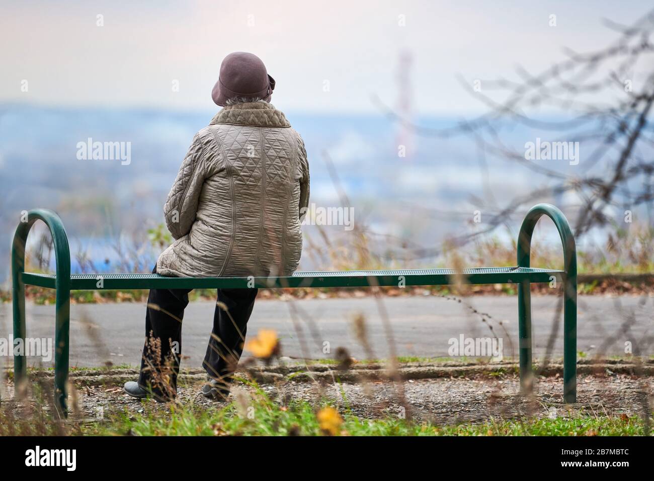 Vieille Femme Assise Sur Un Banc Dans Le Parc De La Ville Dautomne Veuve Solitaire Regardant