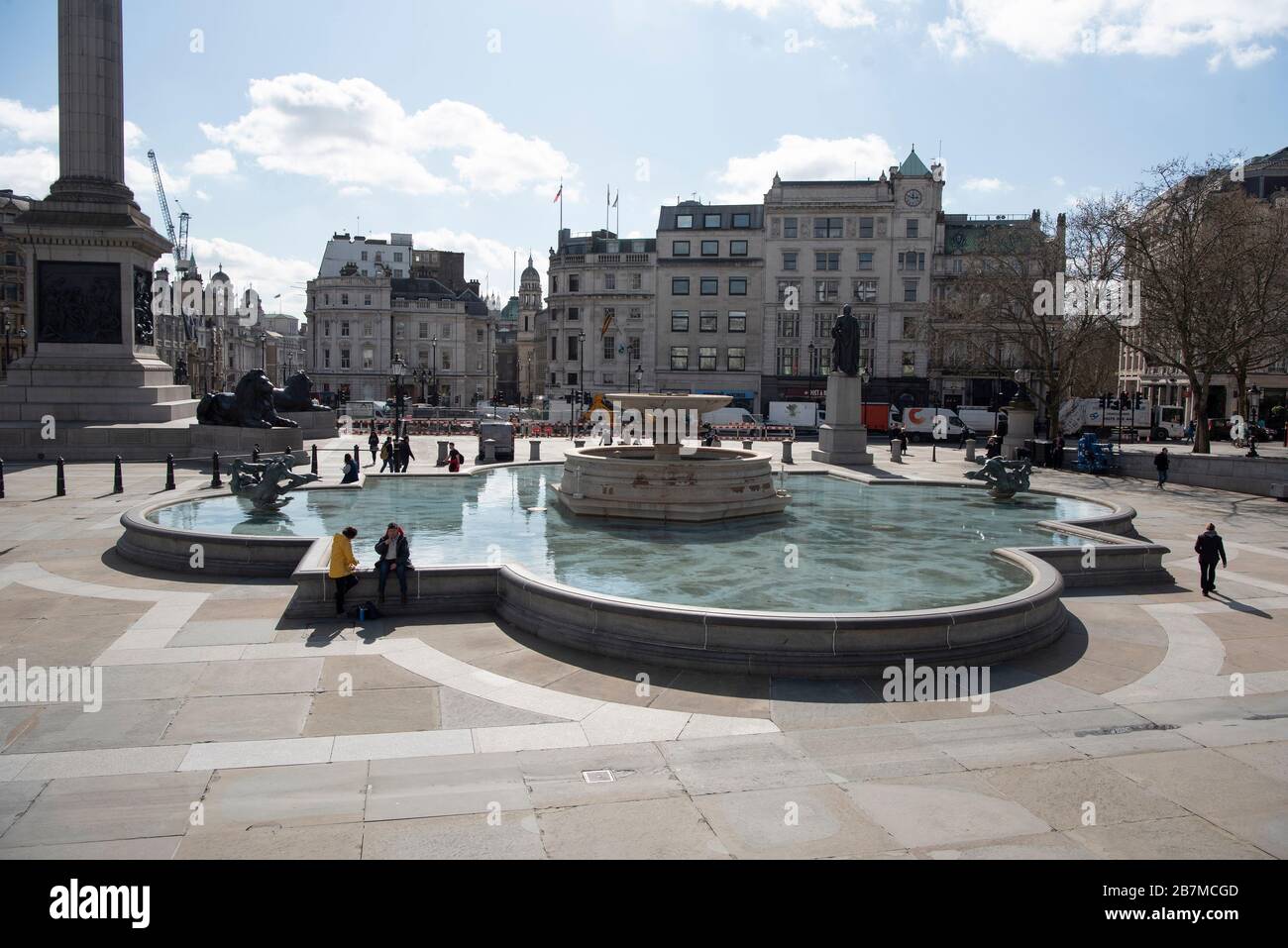 (200317) -- LONDRES, 17 mars 2020 (Xinhua) -- la photo prise le 16 mars 2020 montre une vue générale de Trafalgar Square avec quelques visiteurs à Londres, en Grande-Bretagne. Lundi matin, le nombre de cas confirmés de COVID-19 en Grande-Bretagne a atteint 1 543, soit une augmentation de 171 au cours des dernières 24 heures, selon les derniers chiffres publiés par le Département de la santé et des soins sociaux. (Photo de Ray Tang/Xinhua) Banque D'Images