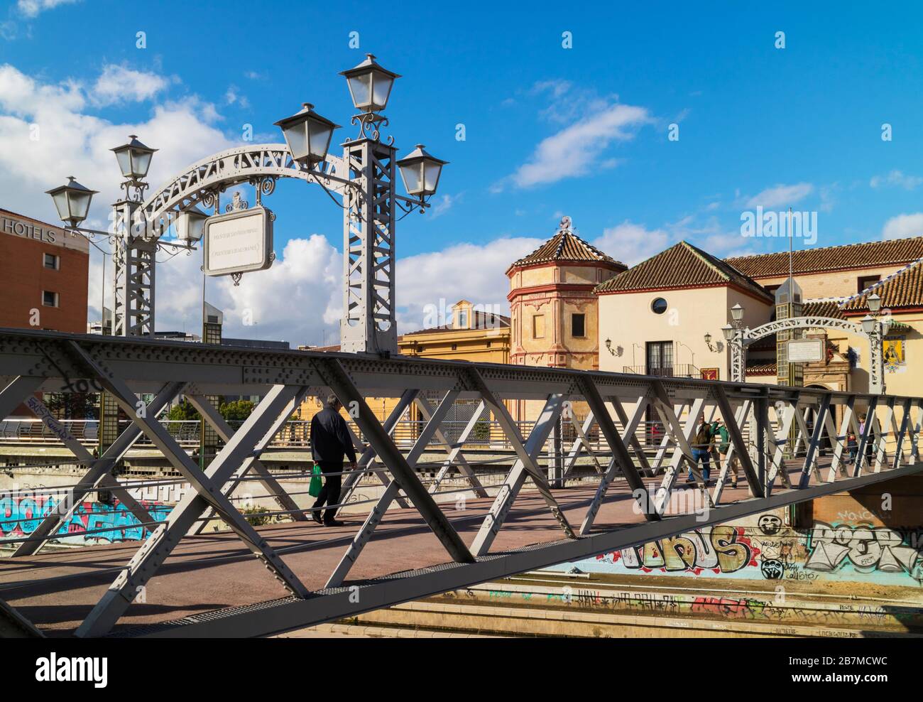 Malaga, Costa del sol, Malaga Province, Andalousie, sud de l'Espagne. Le pont de Saint-Domingue, alias le pont allemand. Église de Saint-Domingue derrière. Banque D'Images