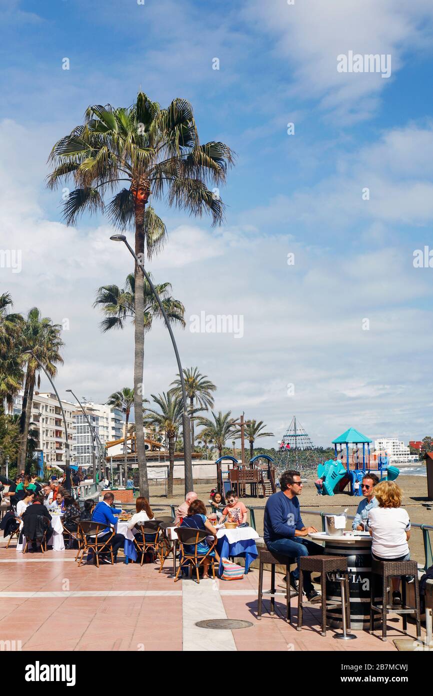 Dîner sur le paseo maritimo, la promenade de bord de mer, Estepona, Costa del sol, Malaga Province, Andalousie, sud de l'Espagne. Banque D'Images