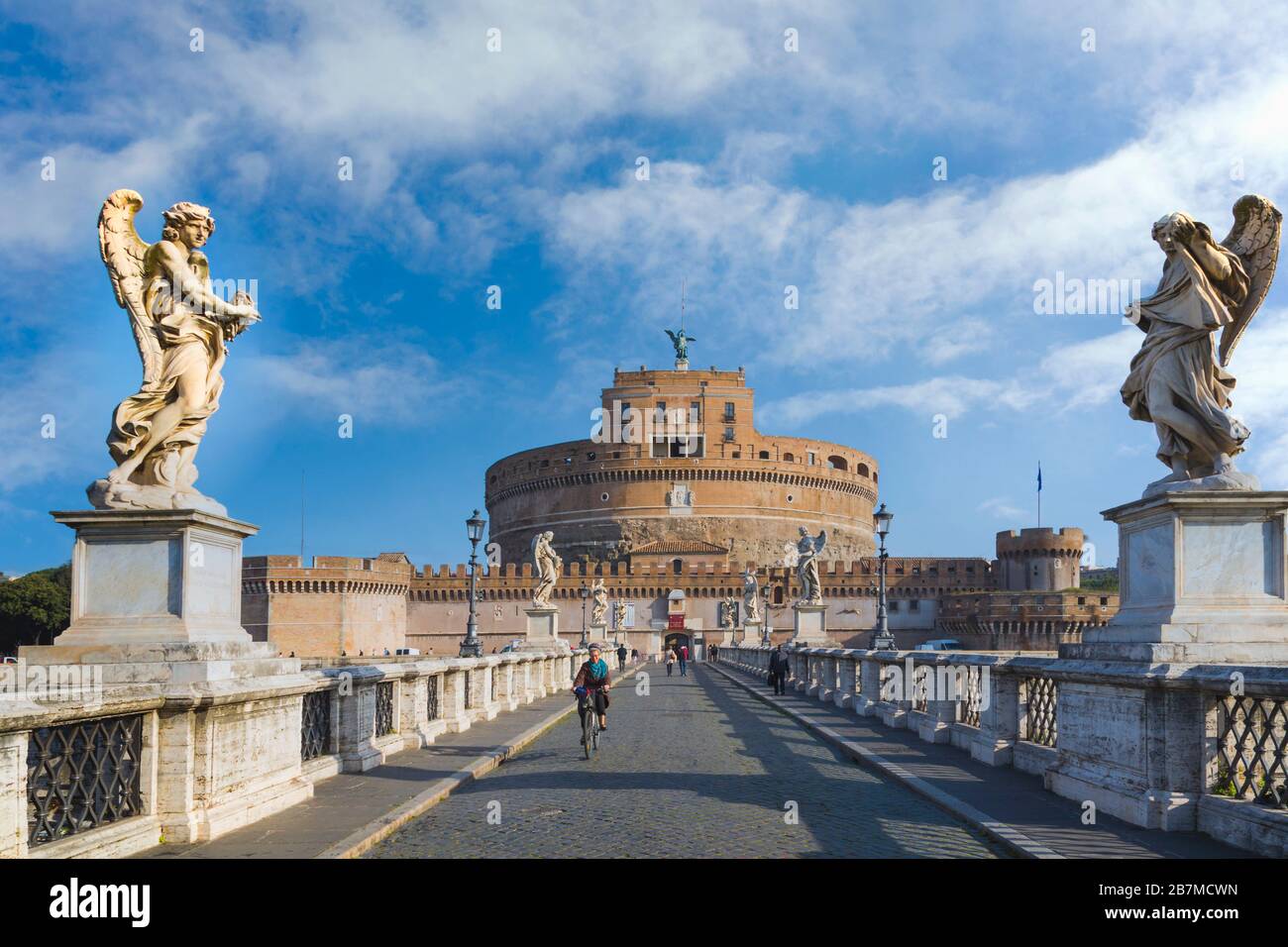 Rome, Italie. En face de Ponte Sant'Angelo à Castel Sant'Angelo. Rome est un site classé au patrimoine mondial de l'UNESCO. Banque D'Images