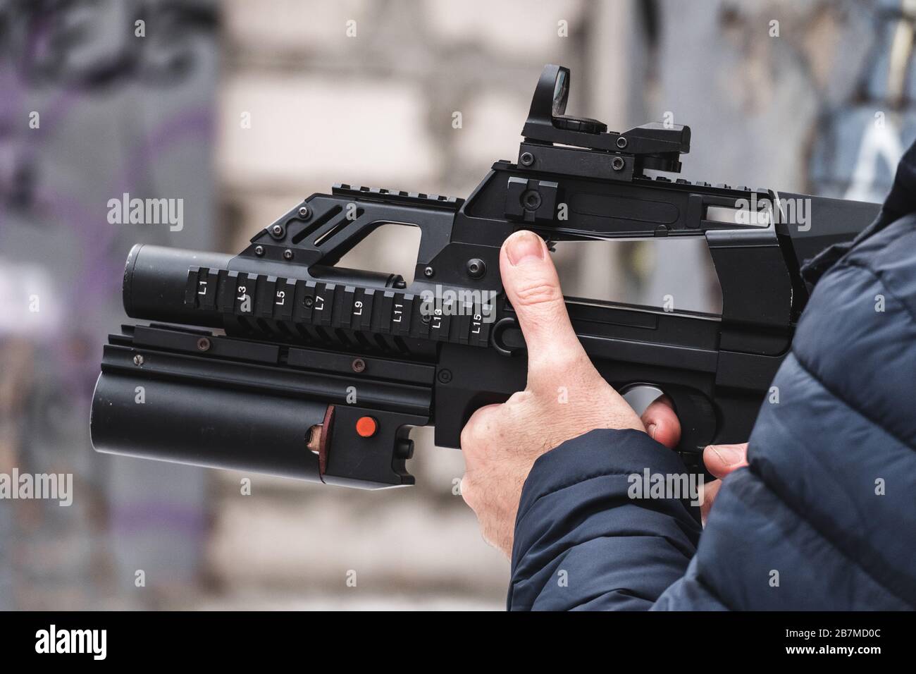 Un soldat engagé dans une mission spéciale d'un fusil moderne avec un lanceur de grenade sous-canon. Gros plan. Banque D'Images