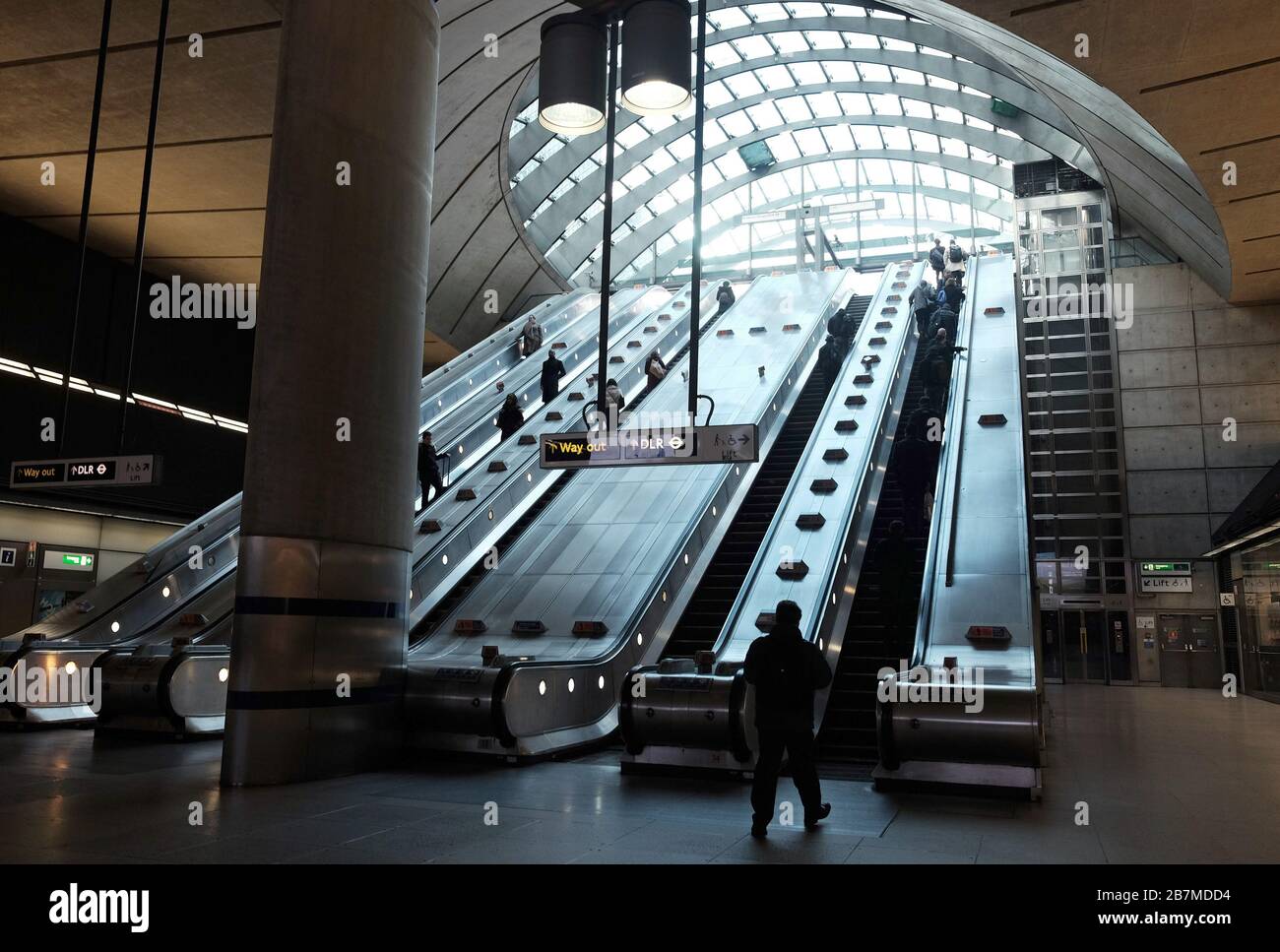 Une vue sur l'entrée et la sortie de la gare de Canary Wharf à Londres, le lendemain que le premier ministre Boris Johnson a appelé les gens à rester loin des pubs, clubs et théâtres, travailler à domicile si possible et éviter tous les contacts et les déplacements non essentiels afin de réduire l'impact de la pandémie de coronavirus. Banque D'Images