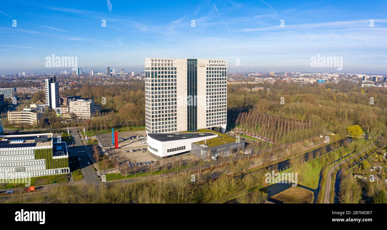 Le bâtiment provincial (Provinciehuis)d'Utrecht, Pays-Bas, de l'air avec la ville d'Utrecht en arrière-plan Banque D'Images
