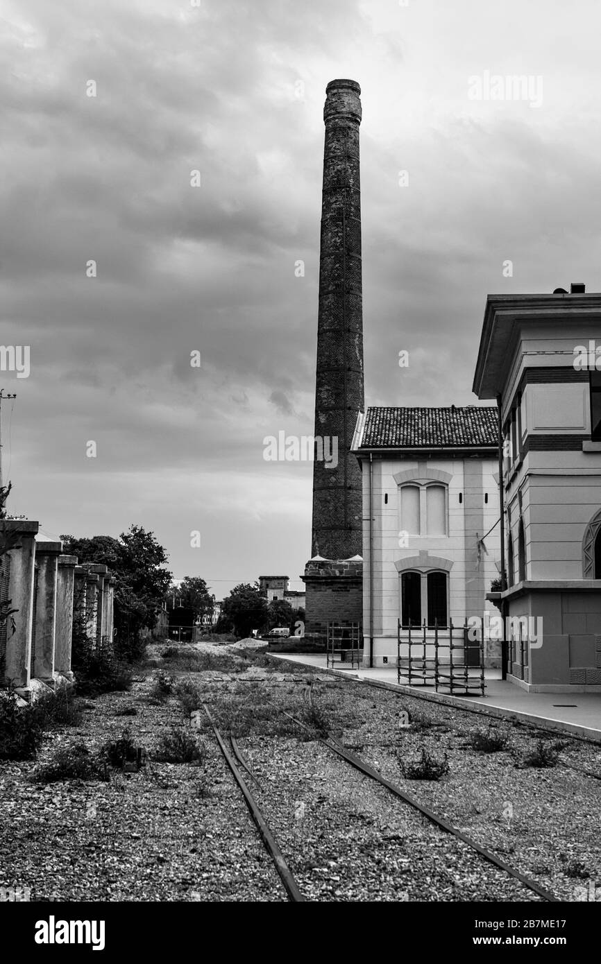 La ligne de chemin de fer abandonnée et la centrale hydrodynamique C19ème, récemment restaurée, dans le Vieux-Port, Trieste, Friuli-Venezia-Giulia, Italie: Noir et blanc Banque D'Images