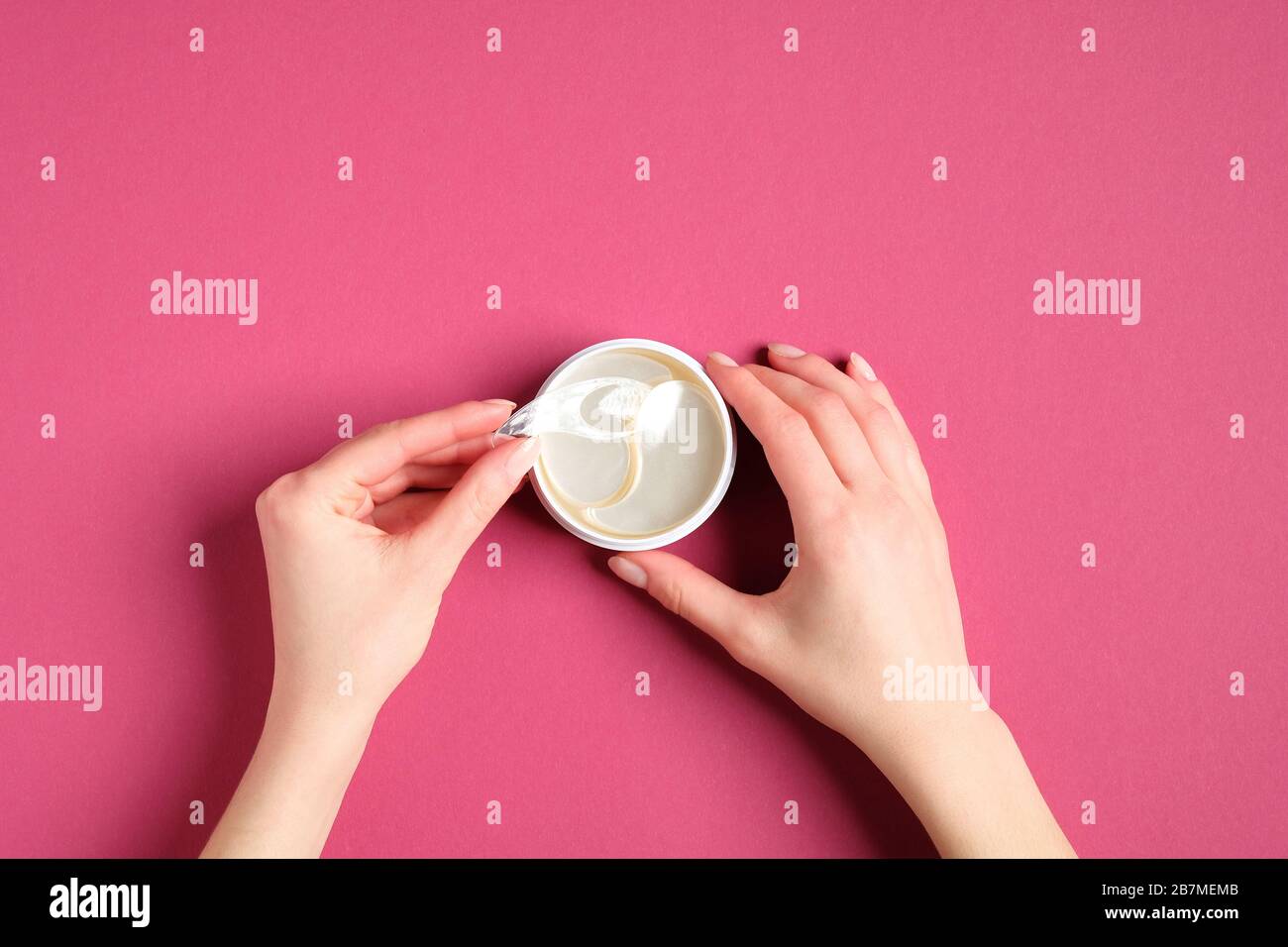 Taches oculaires dans le conteneur, vue de dessus. Bol à mains femelles avec gel sous les yeux. Patchs pour les yeux de collagène pour hydrater, sous le traitement de sacs pour les yeux Banque D'Images