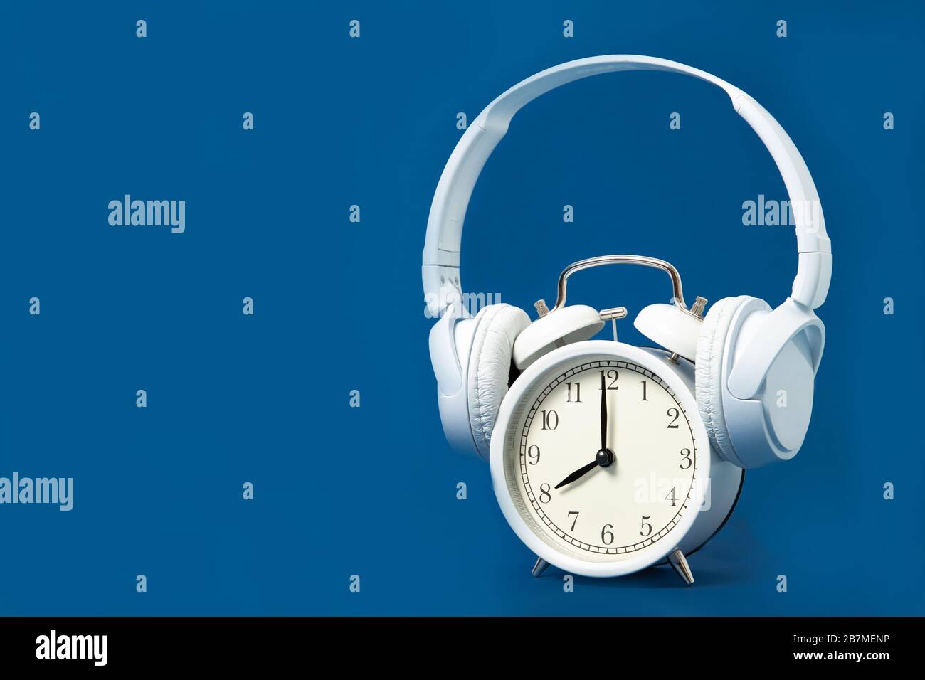 Radio-réveil et casque blancs sur fond bleu. Musique. Repos. Placer pour le texte. Banque D'Images
